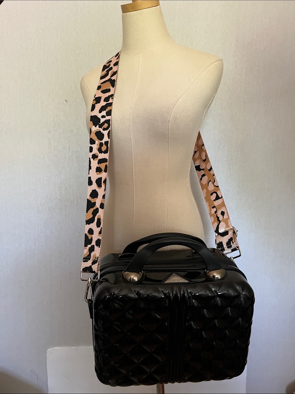 Triforce Elite Black Quilted Cosmetic Travel Hardcase Bag Leopard strap